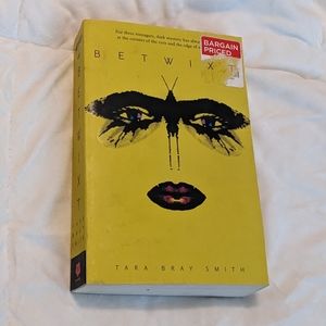 💥 Betwixt by Tara Bray Smith